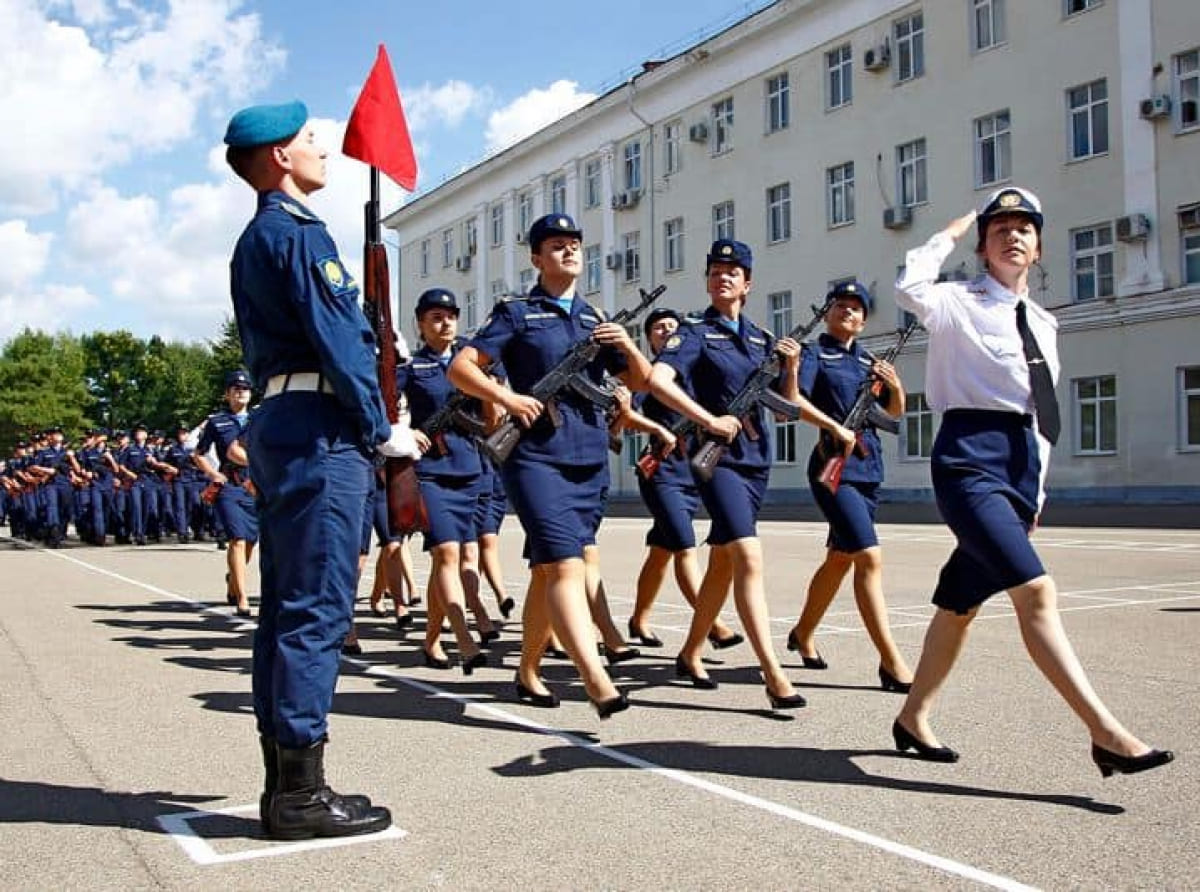 Летчицы-курсантки четвертого набора Краснодарского высшего военного авиационного училища летчиков (КВВУЛ) приняли присягу