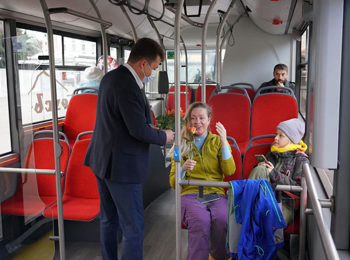 Сочи: 8 Марта проезд в общественном транспорте для женщин сделали бесплатным