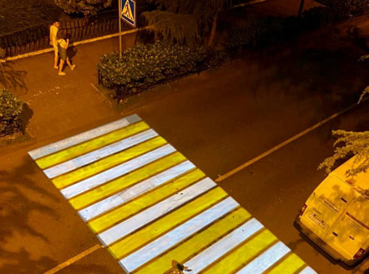 В Сочи начал работать проекционный световой пешеходный переход