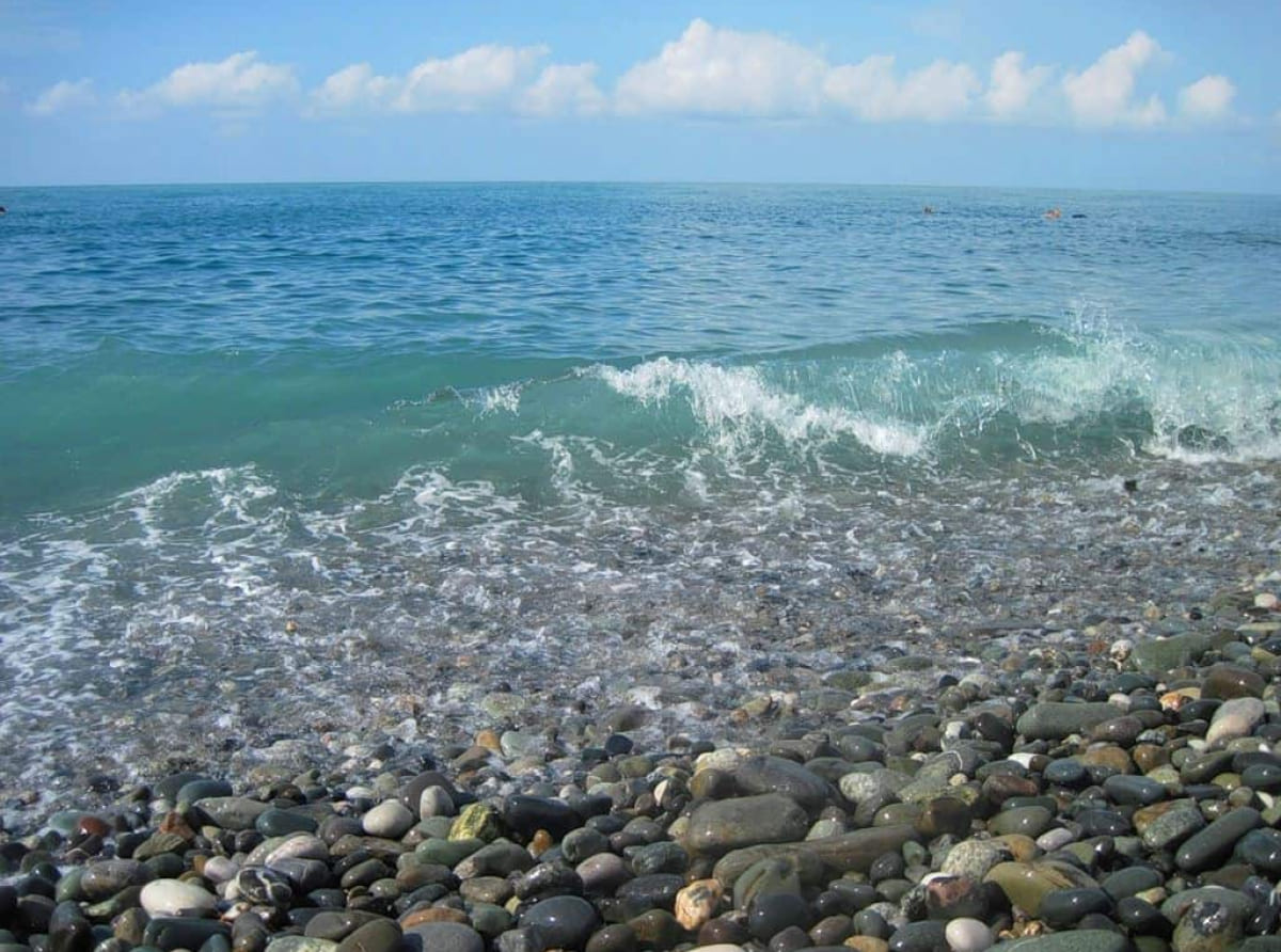 Купаться не запрещено: морская вода черноморского побережья Кубани очистилась от грязи