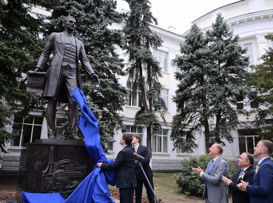 В Краснодаре торжественно открыт памятник выдающемуся ученому-физику Борису Розингу
